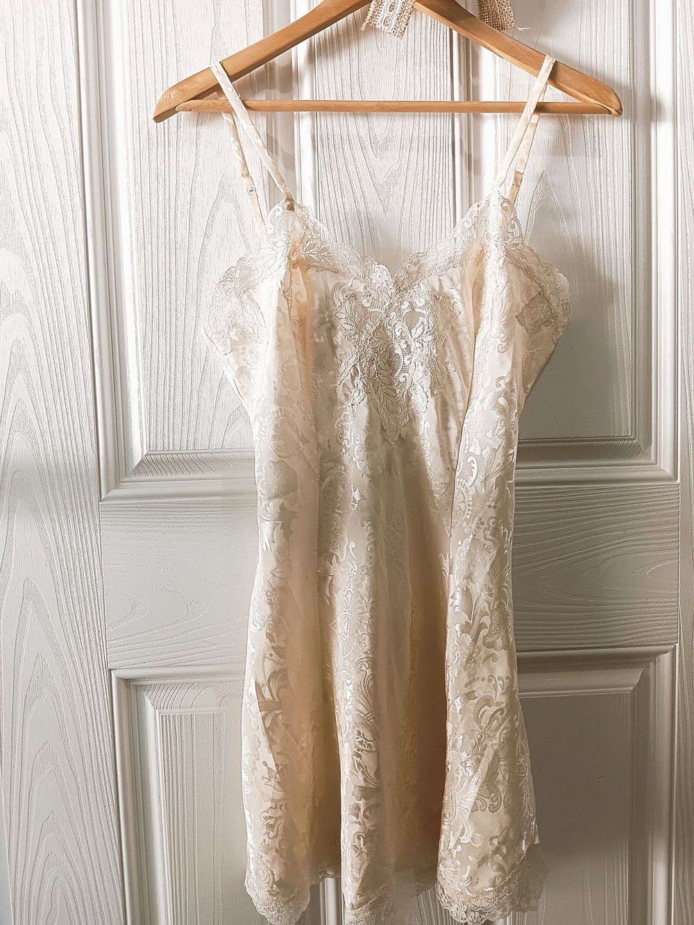 VINTAGE VICTORIAS SECRET 80s CREAM LACE JACQUARD FLORAL SLIP DRESS CHEMISE SMALL
